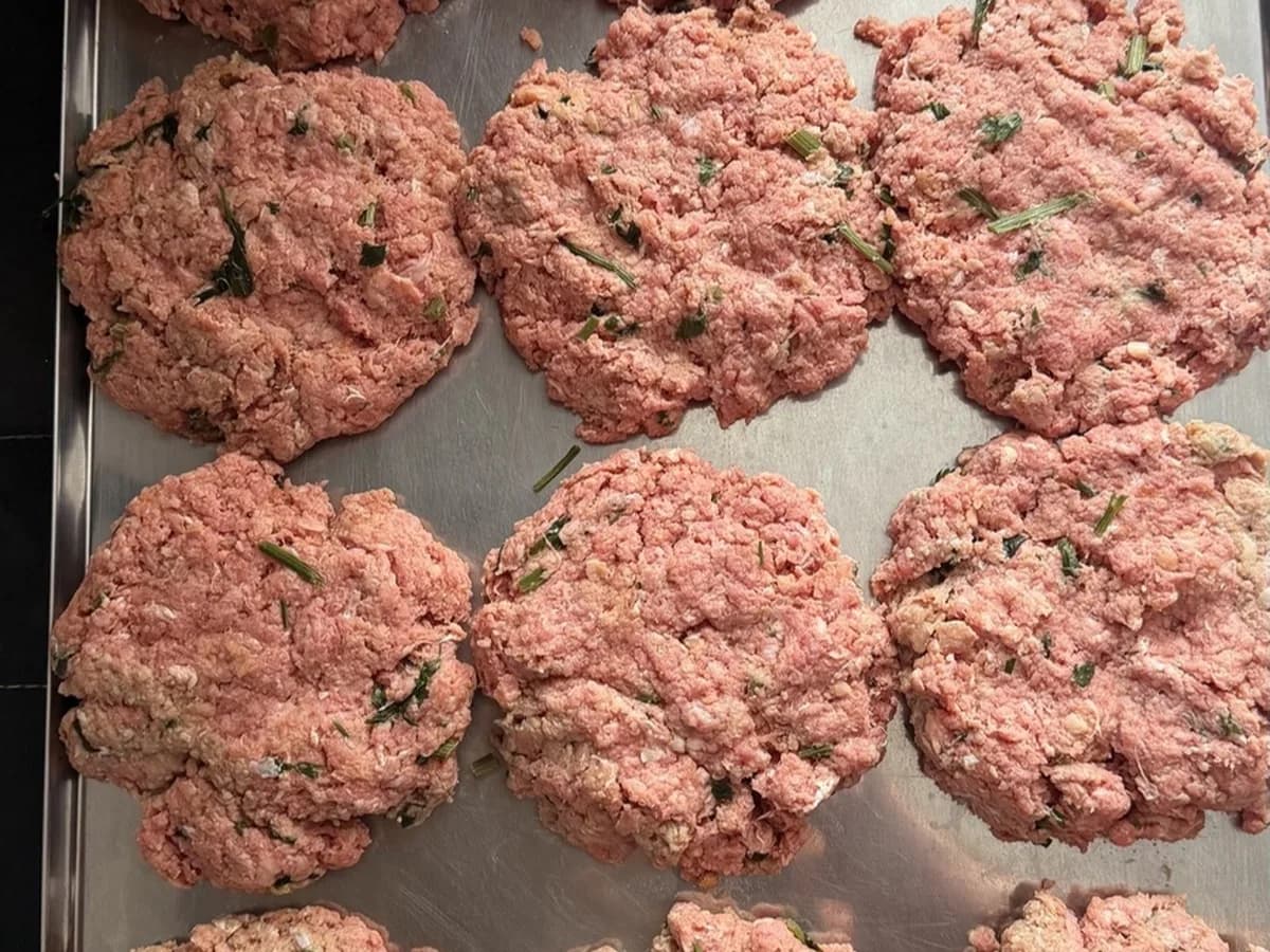Hambúrguer Caseiro Misto de Carne Bovina e Suína servido em um prato, visto de cima
